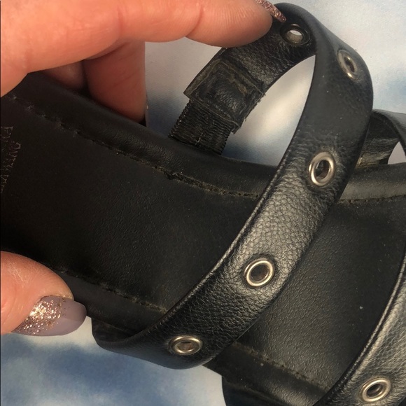 Vera Wang grommet sandals - Picture 4 of 4